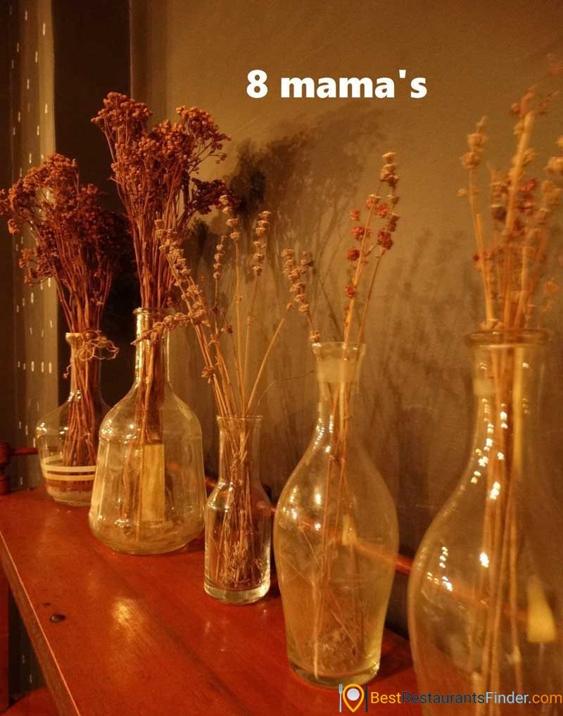 Restaurant 8 MAMA'S